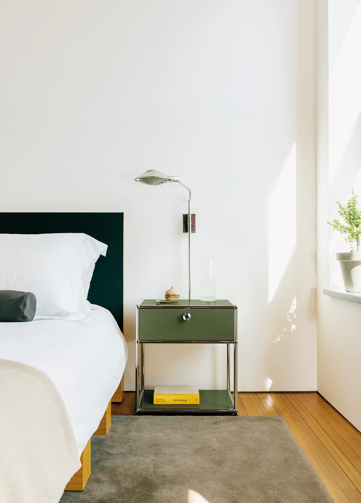 USM Haller Haki Metal Kapaklı Komodin 50x35x61 cm - görsel 3